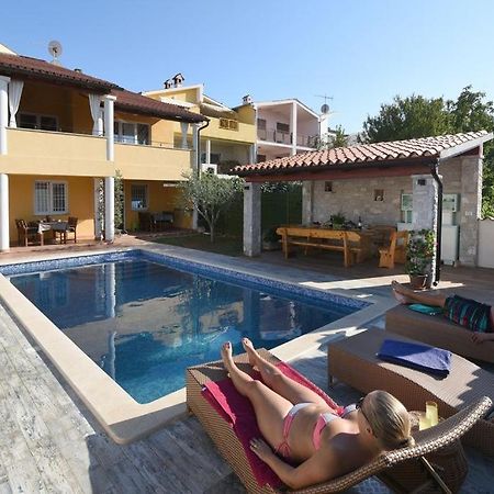 Villa Ulika - 3 Apt For 4 Persons プーラ エクステリア 写真