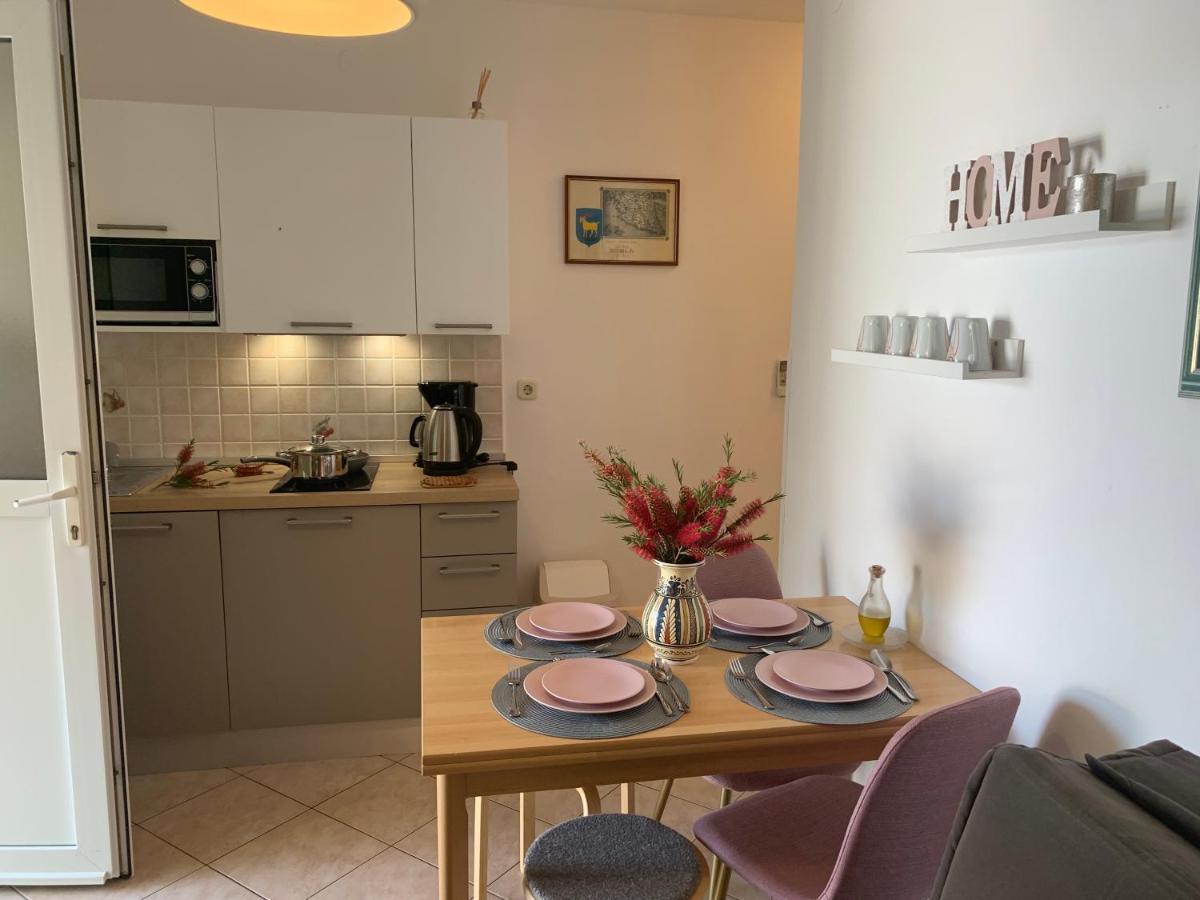 Villa Ulika - 3 Apt For 4 Persons プーラ エクステリア 写真