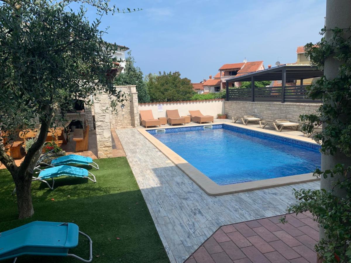 Villa Ulika - 3 Apt For 4 Persons プーラ エクステリア 写真