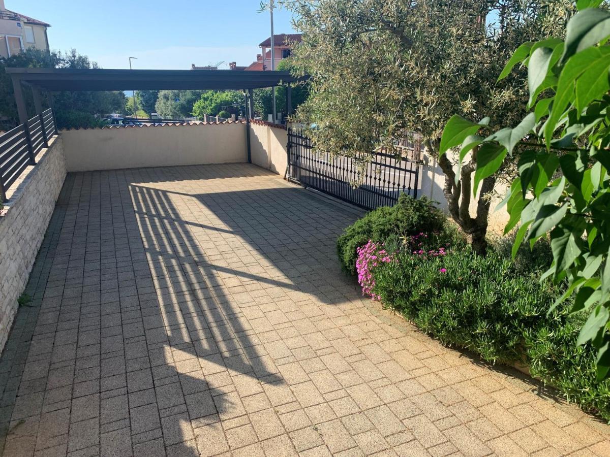 Villa Ulika - 3 Apt For 4 Persons プーラ エクステリア 写真