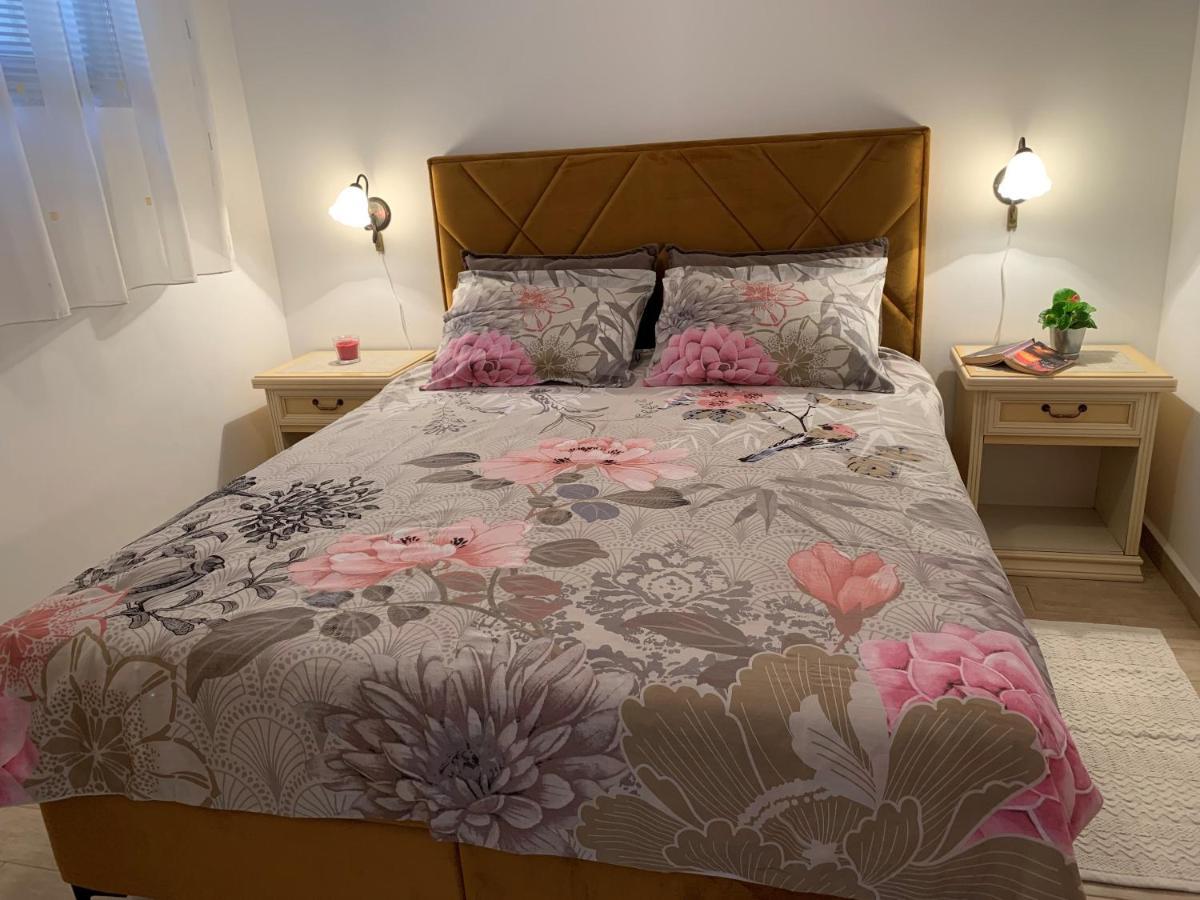 Villa Ulika - 3 Apt For 4 Persons プーラ エクステリア 写真