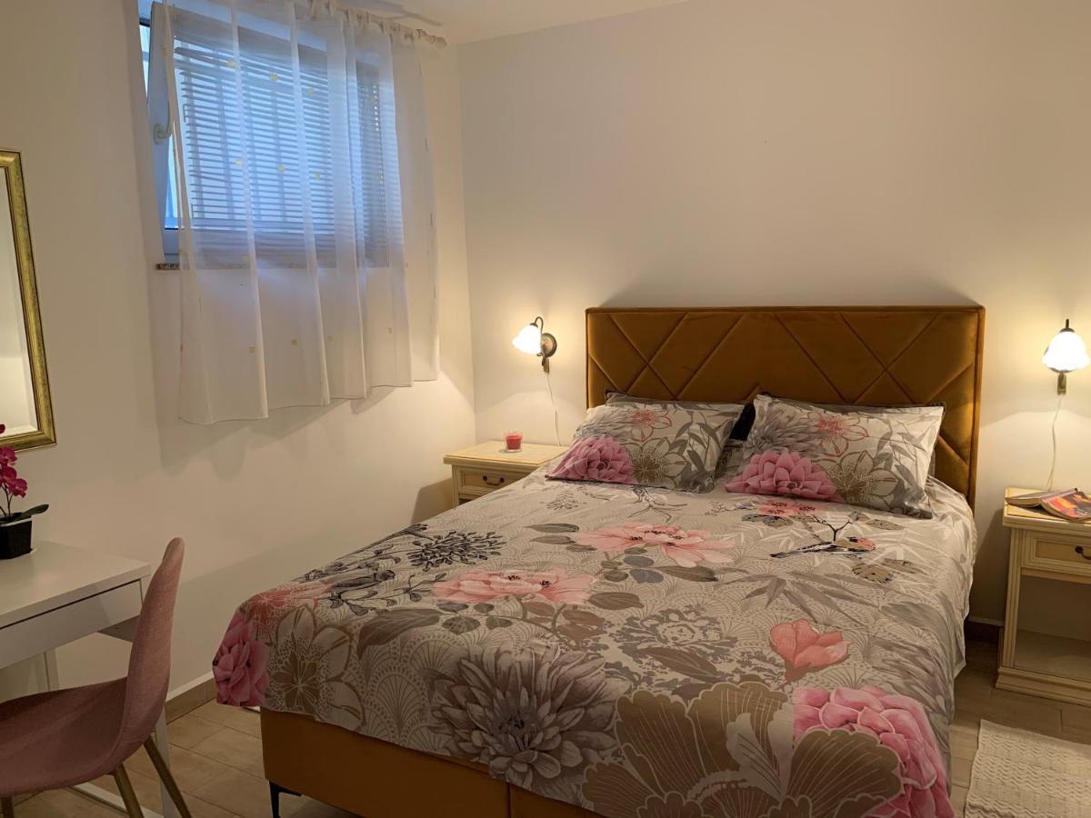 Villa Ulika - 3 Apt For 4 Persons プーラ エクステリア 写真