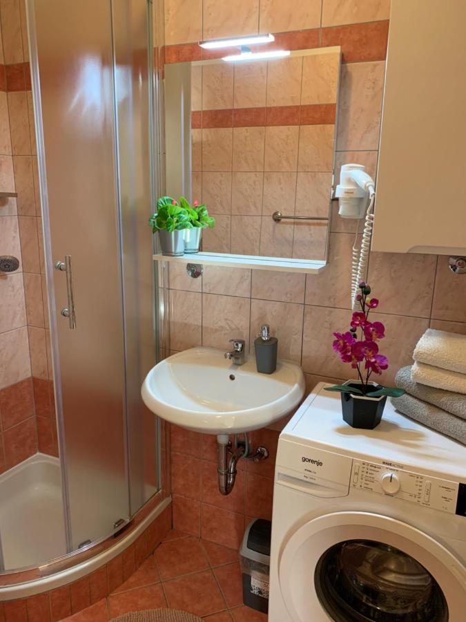 Villa Ulika - 3 Apt For 4 Persons プーラ エクステリア 写真