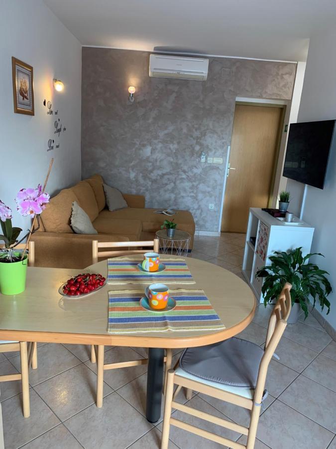 Villa Ulika - 3 Apt For 4 Persons プーラ エクステリア 写真