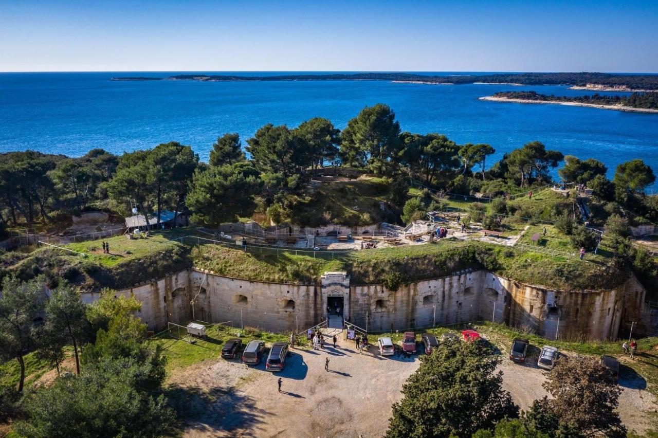 Villa Ulika - 3 Apt For 4 Persons プーラ エクステリア 写真
