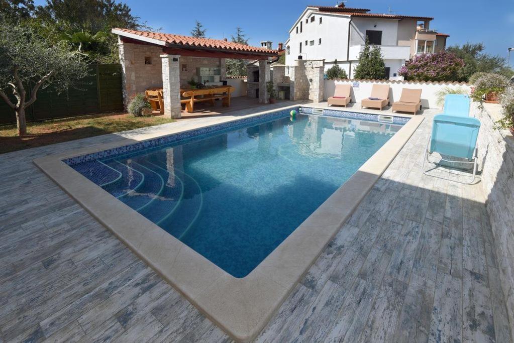 Villa Ulika - 3 Apt For 4 Persons プーラ エクステリア 写真