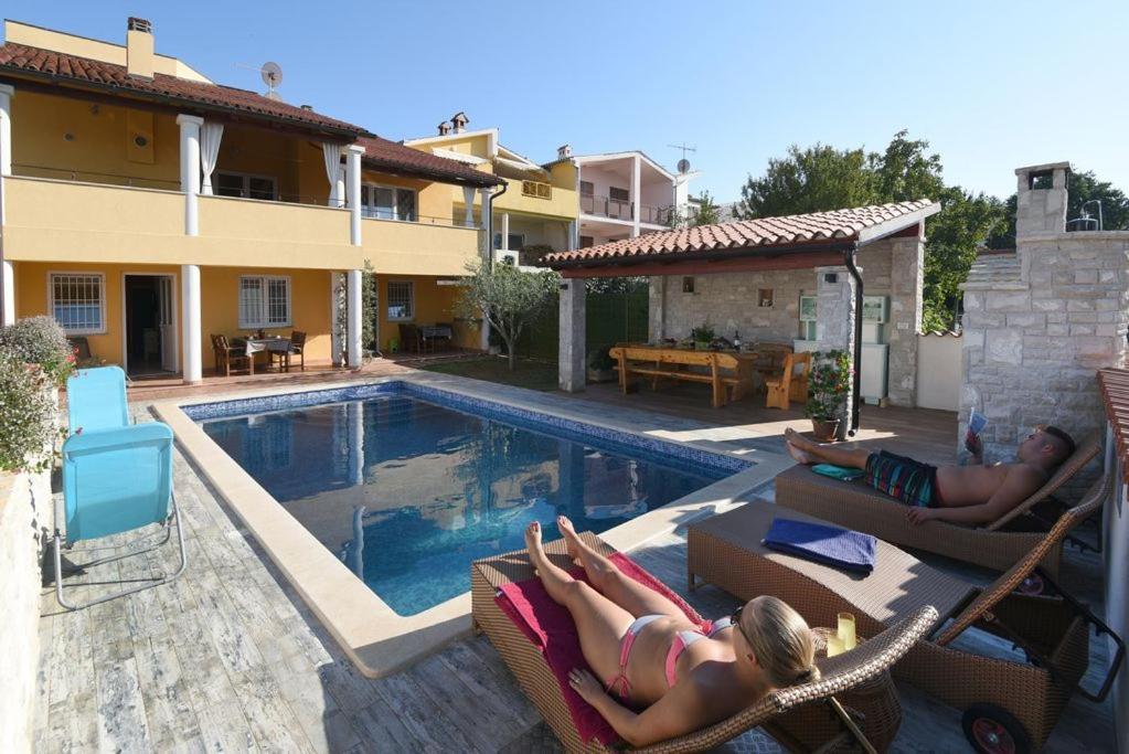 Villa Ulika - 3 Apt For 4 Persons プーラ エクステリア 写真