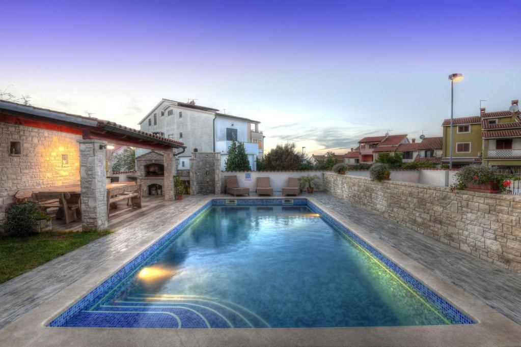 Villa Ulika - 3 Apt For 4 Persons プーラ エクステリア 写真