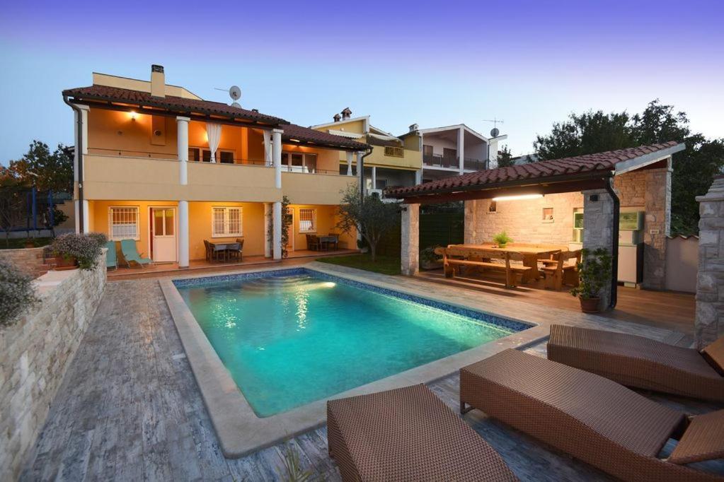 Villa Ulika - 3 Apt For 4 Persons プーラ エクステリア 写真