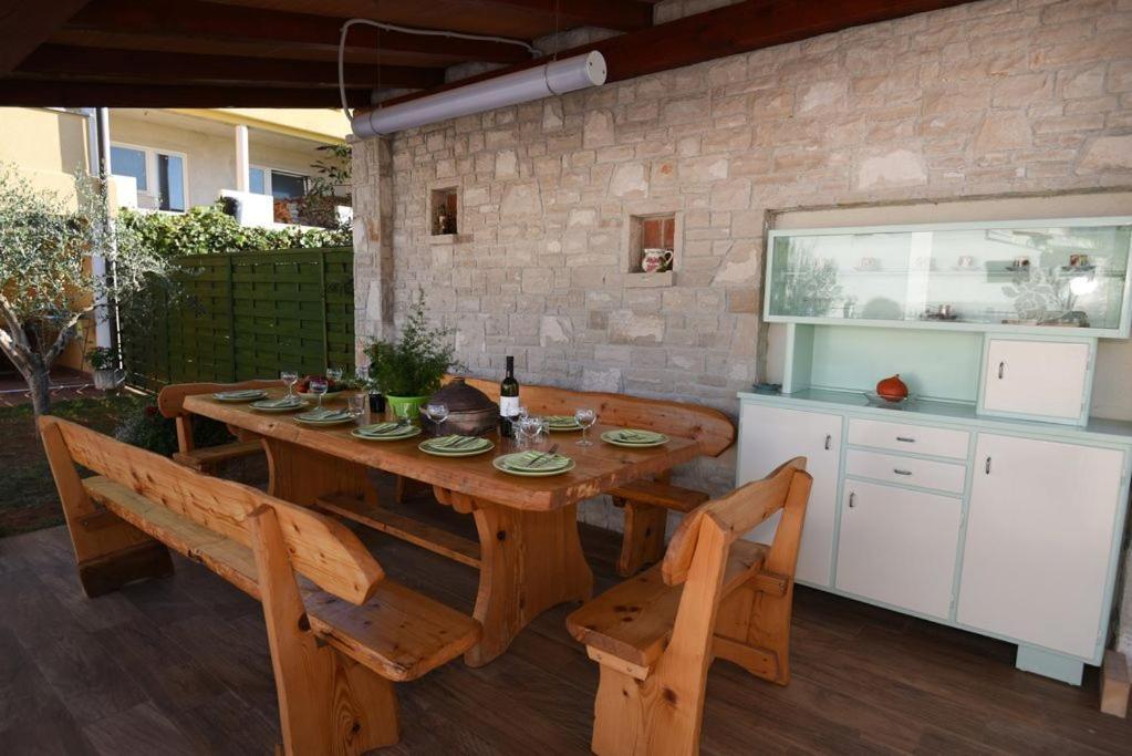 Villa Ulika - 3 Apt For 4 Persons プーラ エクステリア 写真