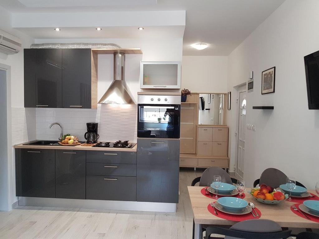 Villa Ulika - 3 Apt For 4 Persons プーラ エクステリア 写真