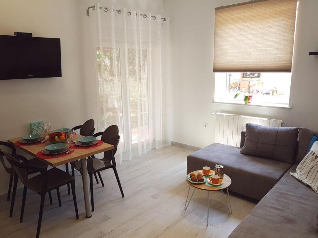 Villa Ulika - 3 Apt For 4 Persons プーラ エクステリア 写真