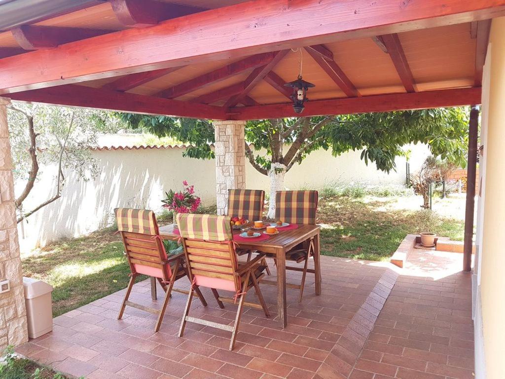 Villa Ulika - 3 Apt For 4 Persons プーラ エクステリア 写真