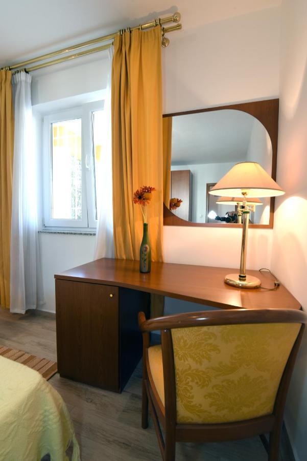 Villa Ulika - 3 Apt For 4 Persons プーラ エクステリア 写真