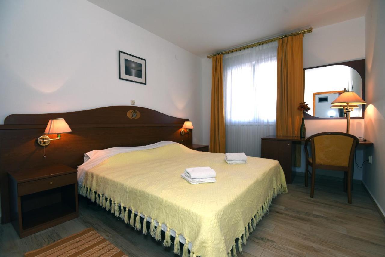 Villa Ulika - 3 Apt For 4 Persons プーラ エクステリア 写真