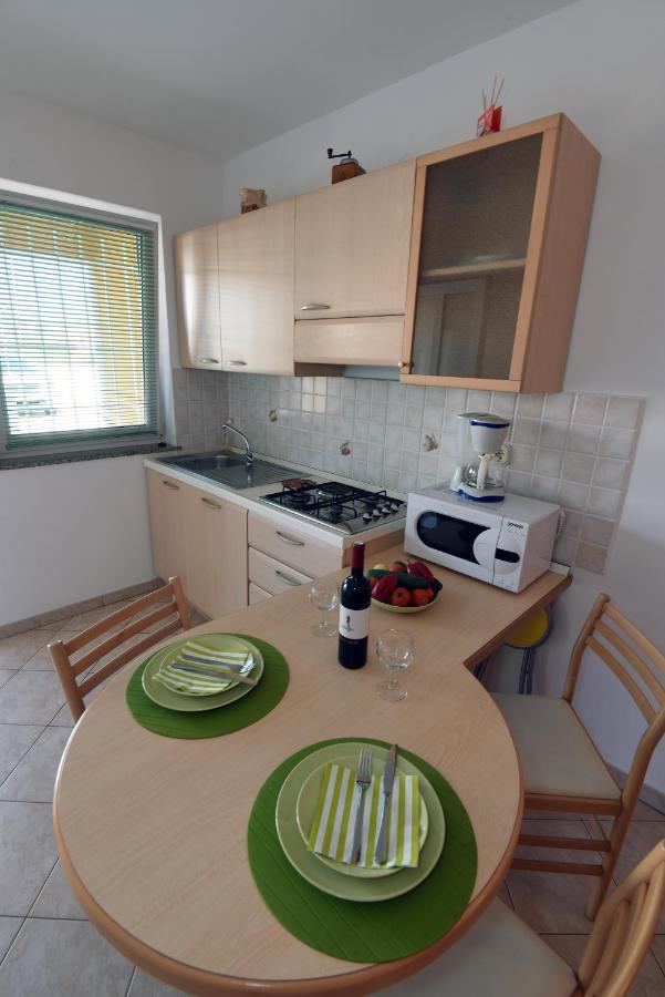 Villa Ulika - 3 Apt For 4 Persons プーラ エクステリア 写真